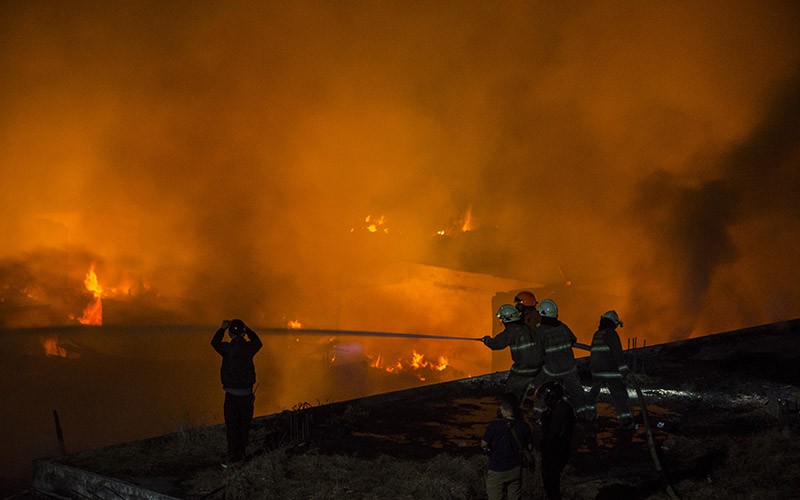 Kebakaran Pasar Sadang Serang Bandung, 160 Kios Ludes Dilalap Api - Bagian 1