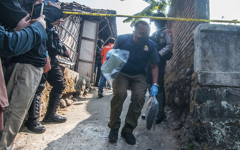 Polisi Olah TKP Rumah Terduga Teroris di Boyolali - Bagian 2