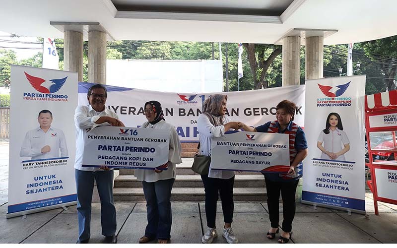 Para Bacaleg Partai Perindo Serahkan Gerobak UMKM kepada Pedagang - Bagian 2