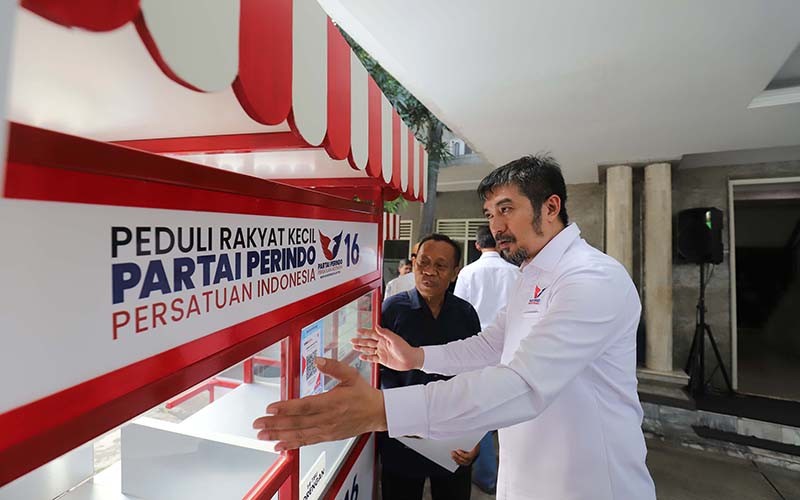Para Bacaleg Partai Perindo Serahkan Gerobak UMKM kepada Pedagang - Bagian 1