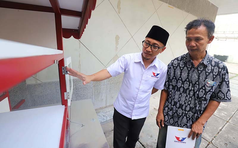 Para Bacaleg Partai Perindo Serahkan Gerobak UMKM kepada Pedagang - Bagian 4