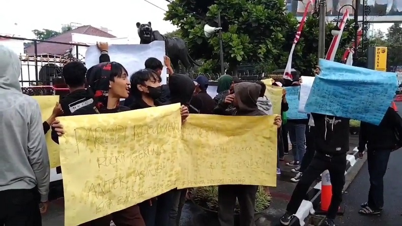 title Tuntut Polisi Tangkap Rocky Gerung, Mahasiswa Unjuk Rasa di Mapolrestabes Bandung Tuntut Polisi Tangkap Rocky Gerung, Mahasiswa Unjuk Rasa di Mapolrestabes Bandung