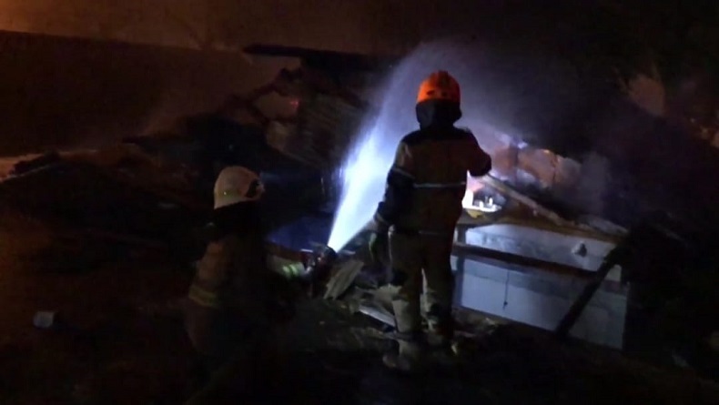 Api di Pasar Sadang Serang Bandung Mulai Padam, Petugas Damkar Lakukan Pendinginan