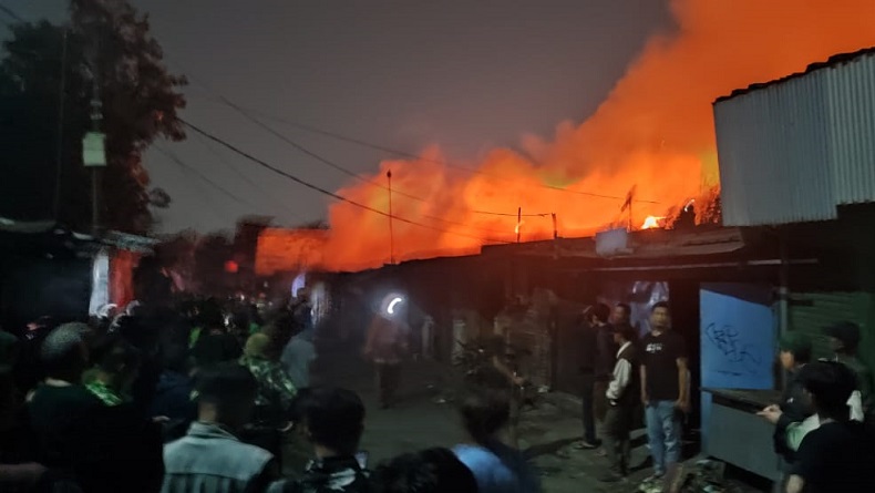 160 Kios Pasar Sadang Serang Bandung Terbakar, Api Sulit Dipadamkan