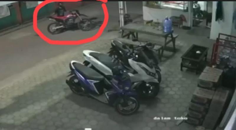 title Terekam CCTV, Aksi Pencurian Motor Trail di Ruko Ajibarang Banyumas Terekam CCTV, Aksi Pencurian Motor Trail di Ruko Ajibarang Banyumas