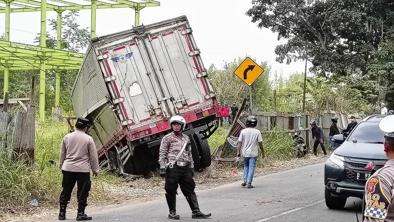 Sopir Truk Boks Penyebab Tabrakan Beruntun Di Cianjur Jadi Tersangka ...