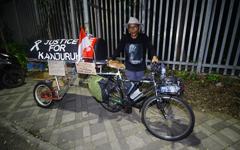 Suporter Arema Gowes Malang-Jakarta Sambil Bawa Keranda Mayat - Bagian 3