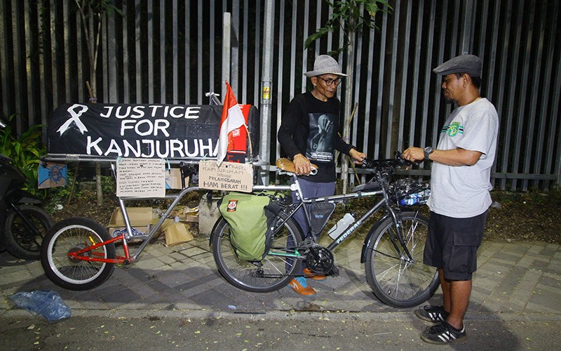 Suporter Arema Gowes Malang-Jakarta Sambil Bawa Keranda Mayat - Bagian 2