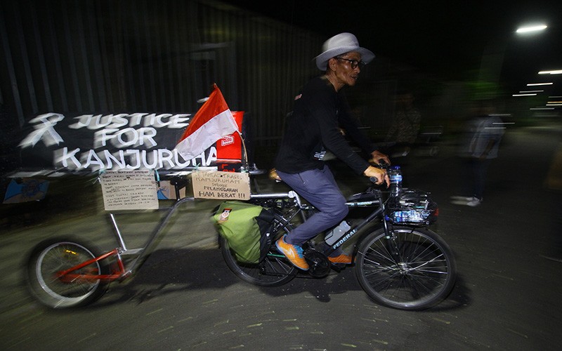 Suporter Arema Gowes Malang-Jakarta Sambil Bawa Keranda Mayat - Bagian 1