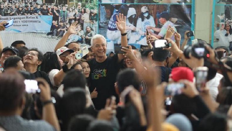 Reuni SMA Bosa Jogja, Ganjar Ketemu Teman Sekelas, Cium Tangan Guru dan Kenang Tempat Nongkrong