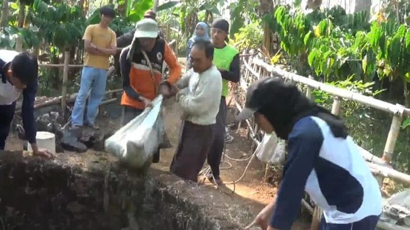 title Tradisi Merti Desa, Warga Curug Sewu Bersihkan Saluran Irigasi dan Makan Bersama di Bendungan Tradisi Merti Desa, Warga Curug Sewu Bersihkan Saluran Irigasi dan Makan Bersama di Bendungan