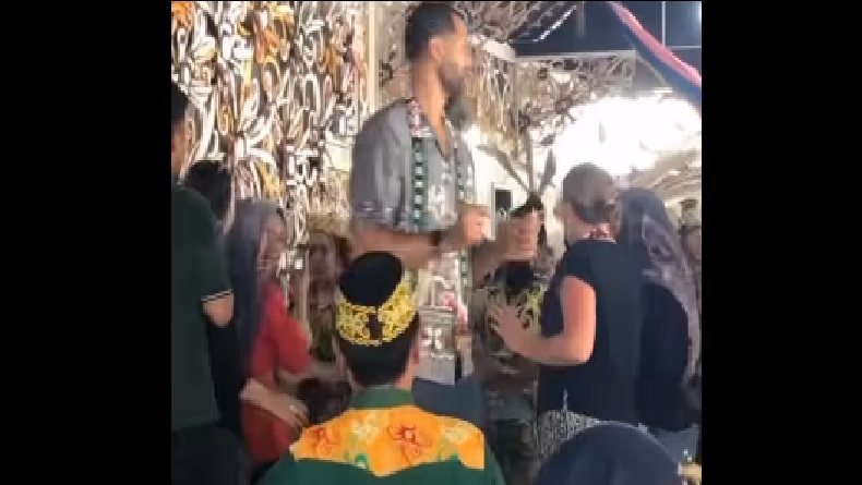 Momen Mantan Atlet Basket NBA Ikuti Tarian Dayak saat Kunjungi Samarinda