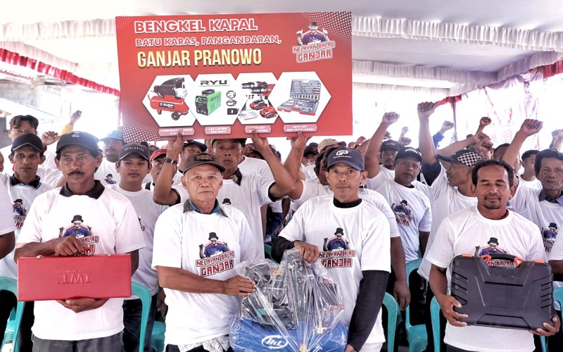 Relawan Bantu Bengkel Kapal, Nelayan Batukaras Pangandaran Dukung Ganjar Pranowo Presiden 2024
