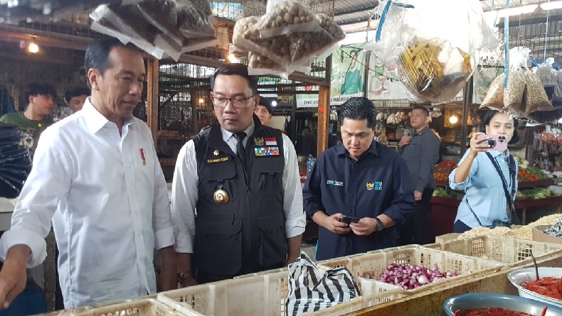 Ridwan Kamil Diserbu Ibu-ibu saat Dampingi Presiden Jokowi Kunjungan Kerja ke Sukabumi
