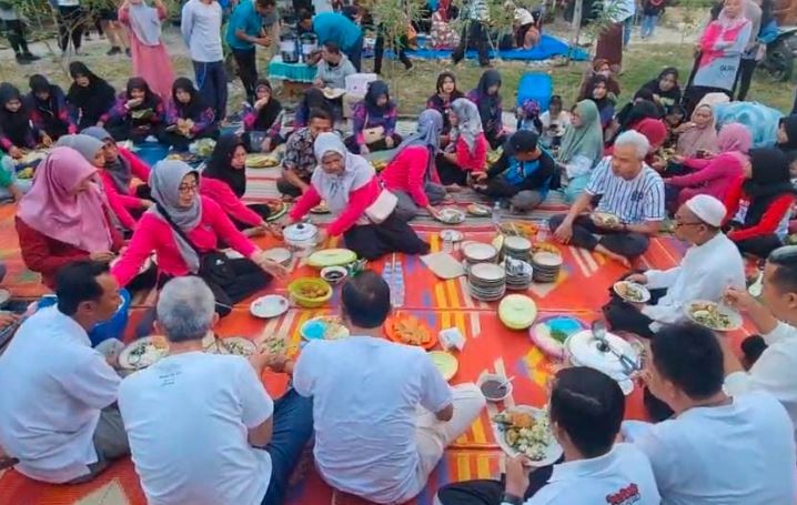 Berkunjung ke Pati, Ganjar Pranowo Ditahan Warga Tanjunganom Sarapan Bareng