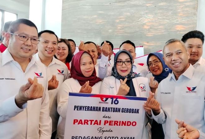HT Serahkan Gerobak Perindo ke Pelaku UMKM di Bandarlampung