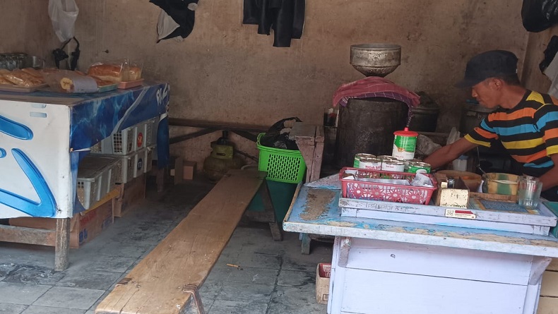 Ngopi Klasik di Warkop Mang Didin Cikajang Garut, Nikmati Bersama Roti Kukus