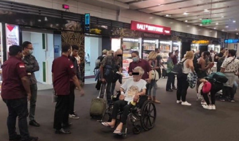 Telantar di Bali hingga Ditinggal Istri, WNA Prancis Dideportasi ke Negaranya