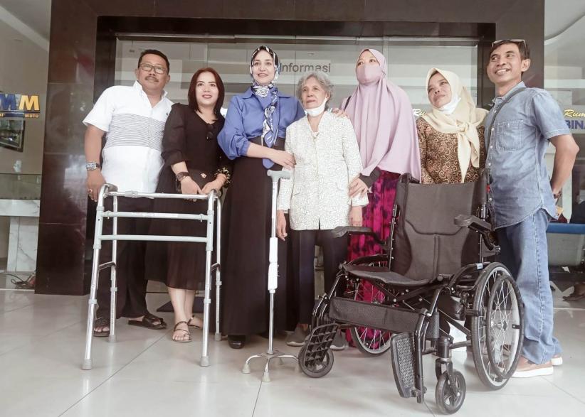 Istri Mendiang Tokoh PDIP Jember Sumbangkan Kursi Roda Milik Suami ke Rumah Sakit Bina Sehat