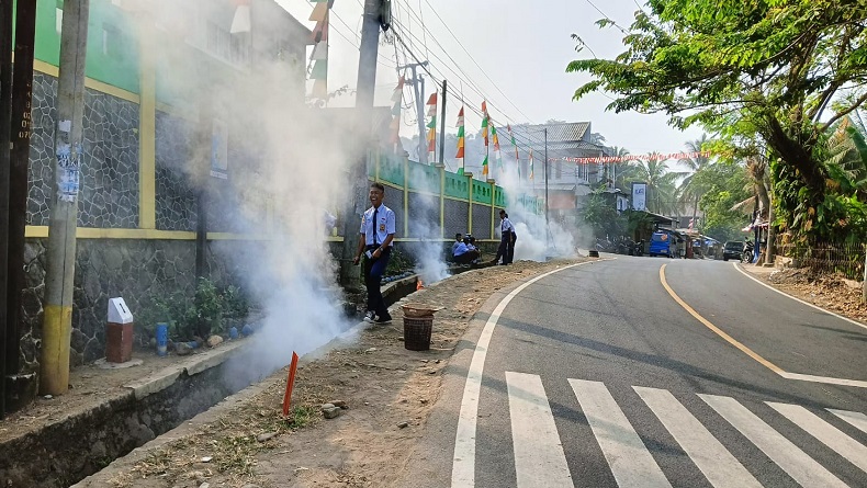 Hari Jadi ke-153 Kabupaten Sukabumi, Warga dan Mahasiswa Kolaborasi Bersihkan Trotoar 