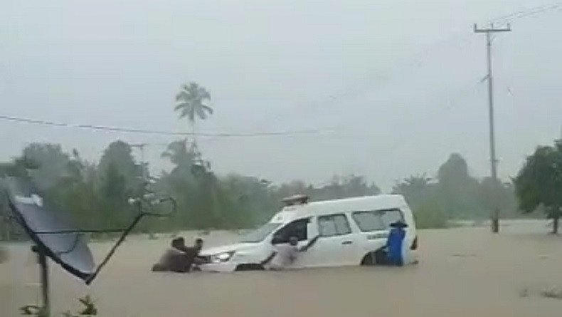 Banjir di Halmahera Tengah, Mobil Terendam hingga Jalan Nasional Terputus