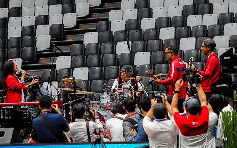 Menteri Basuki Jadi Drummer Dadakan Band Cokelat, Pamer Skill di Depan Jokowi - Bagian 2