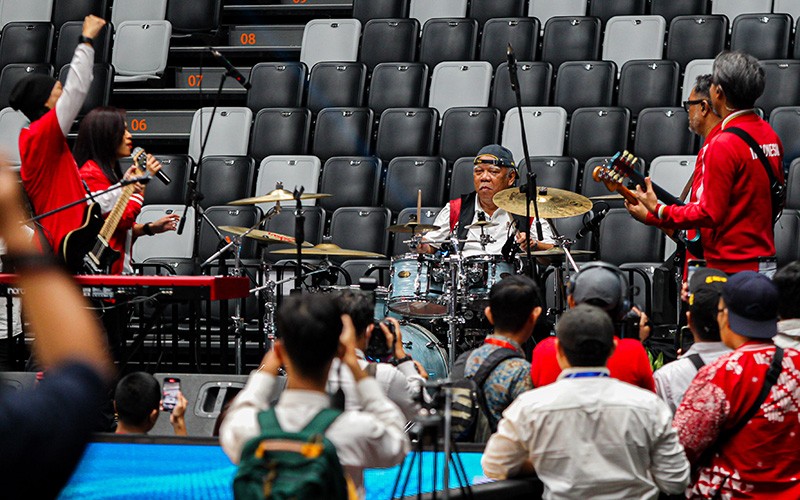 Menteri Basuki Jadi Drummer Dadakan Band Cokelat, Pamer Skill di Depan Jokowi - Bagian 1