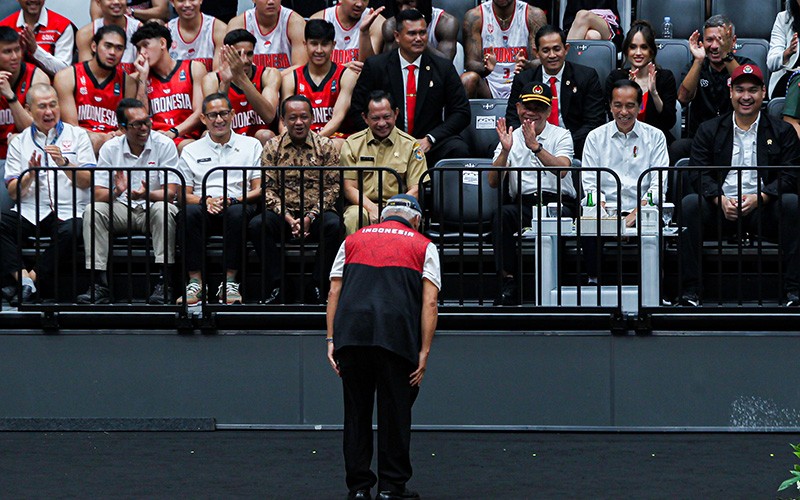 Menteri Basuki Jadi Drummer Dadakan Band Cokelat, Pamer Skill di Depan Jokowi - Bagian 3