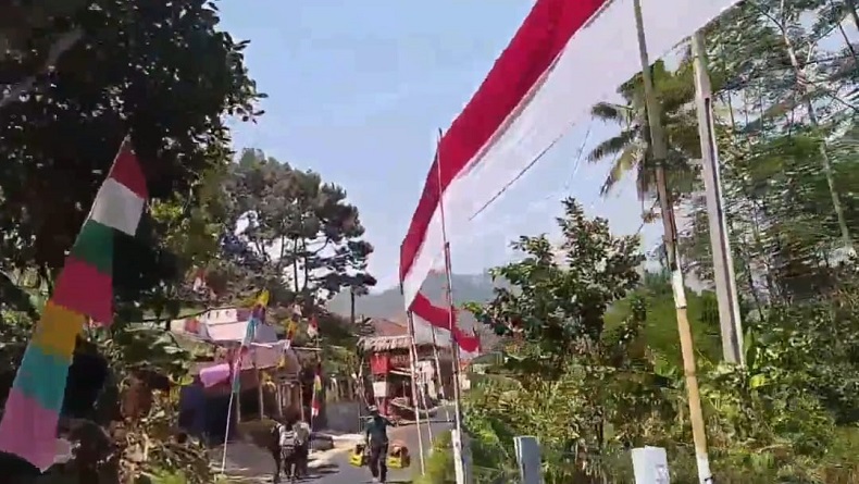 Sambut HUT Kemerdekaan RI, Bendera Merah Putih 1,3 Km Lintasi 4 Kampung di Sindangkerta KBB