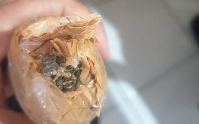 Petugas Lapas Kelas I Malang Temukan Paket Ganja yang Dilempar dari Luar Pagar 
