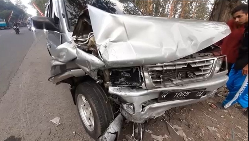 Kecelakaan Hari Ini di Jember, 2 Minibus Adu Moncong, 8 Penumpang Luka-Luka 