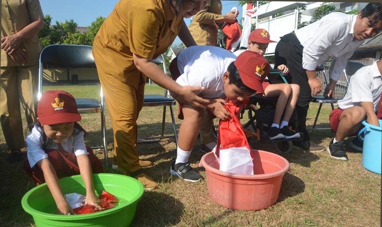 Mengharukan, Aksi Siswa Tunanetra di Semarang Cuci Bendera Merah Putih Sambut HUT ke-78 RI