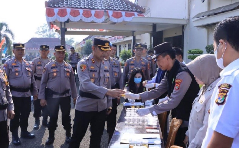 Mendadak Tes Urine Anggota, Kapolres Lampung Utara: Kita Harus Bersih 