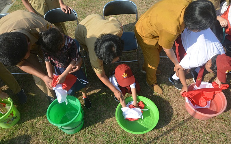 Potret Siswa Tunanetra di Semarang Cuci Bendera Merah Putih - Bagian 2