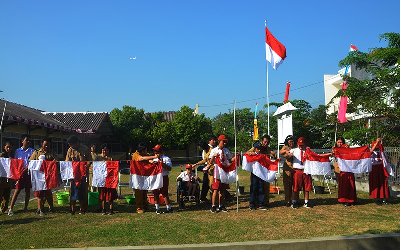 Potret Siswa Tunanetra di Semarang Cuci Bendera Merah Putih - Bagian 5