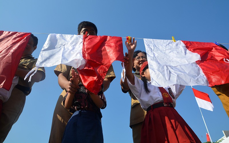 Potret Siswa Tunanetra di Semarang Cuci Bendera Merah Putih - Bagian 1