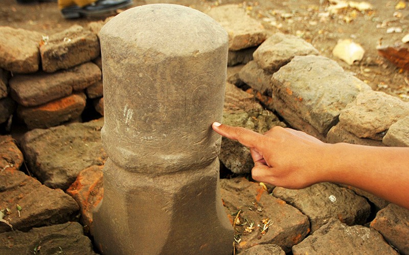 Warga Tegal Temukan Lingga Berukir saat Tebang Pohon di Pemakaman - Bagian 1