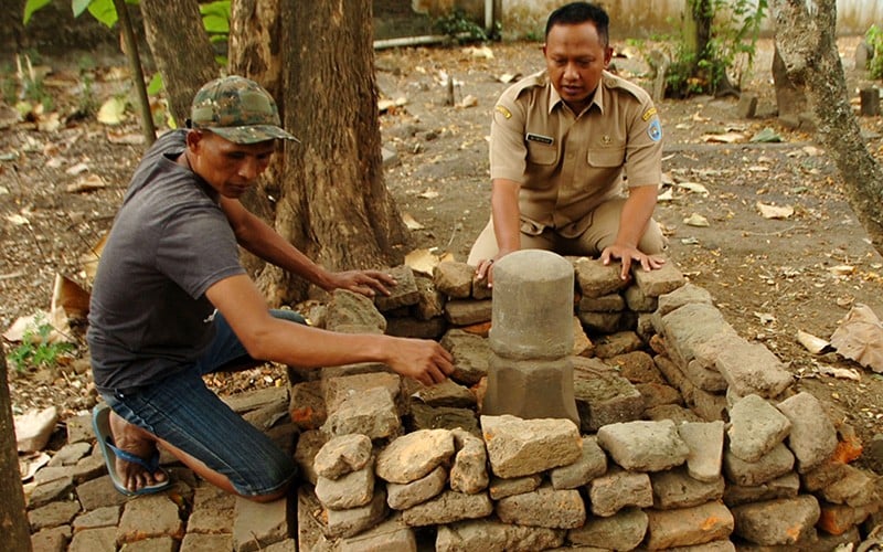 Warga Tegal Temukan Lingga Berukir saat Tebang Pohon di Pemakaman - Bagian 2