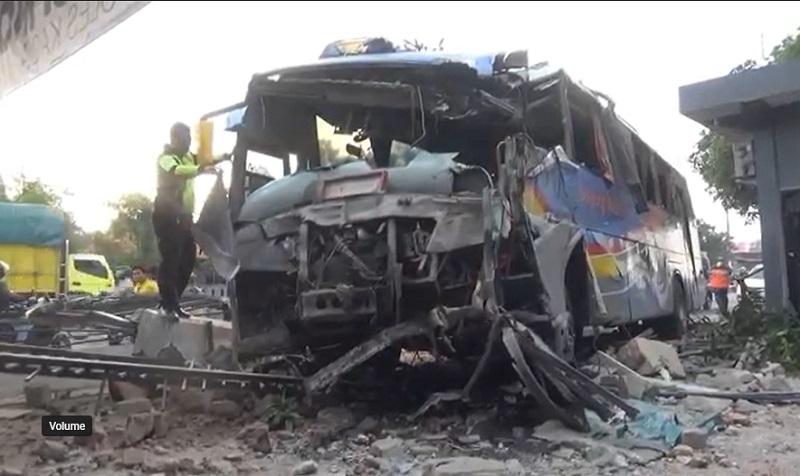 Kecelakaan di Jombang, Bus Tabrak Rumah dan Bengkel hingga Hancur, 4 Luka-Luka 