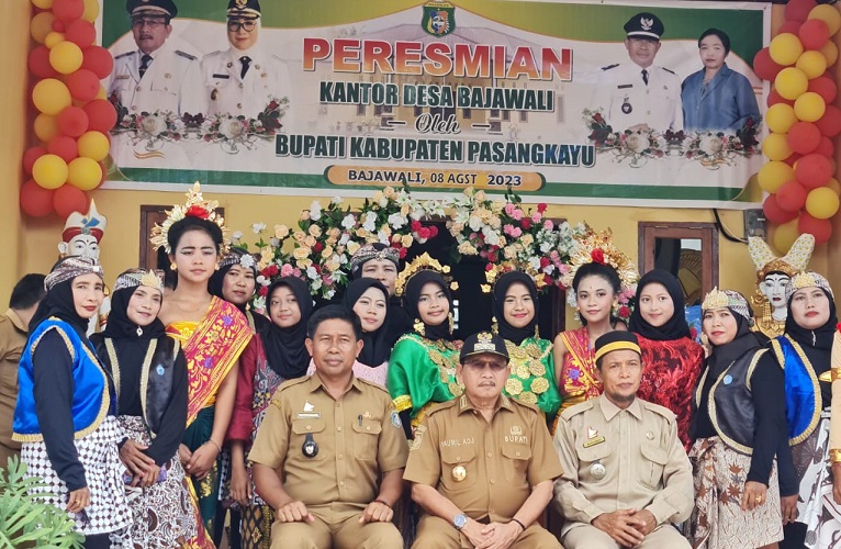 Resmikan Kantor Desa Bajawali, Bupati Pasangkayu Disambut Ratusan Warga
