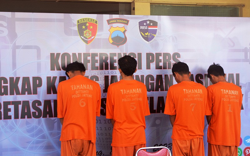 Komplotan Peretas HP dengan Modus Sebar File APK Ditangkap - Bagian 1