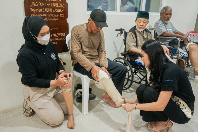 Momen Miss Indonesia 2022 Audrey Vanessa Bantu Pasangkan Kaki Palsu dari MNC Peduli - Bagian 3