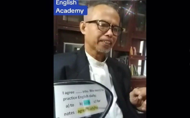 Viral Mengajar Bahasa Inggris Pakai Spion, Sosok Pak Dadang Tuai Pujian