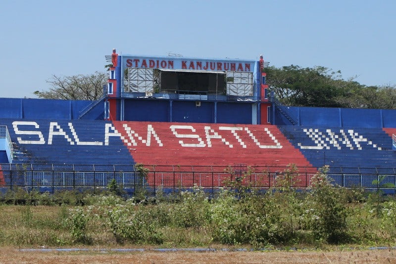 Kondisi Stadion Kanjuruhan Tidak Terawat Penuh Semak Liar - Bagian 1