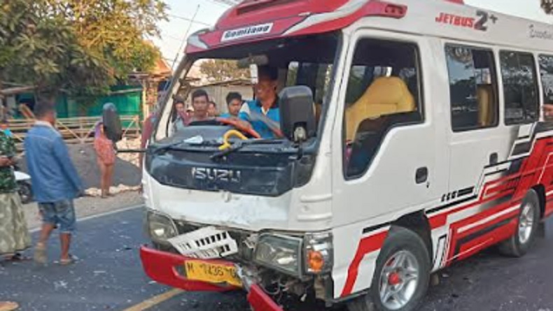 Mikrobus dan Motor Adu Banteng di Sampang, 1 Orang Dilarikan ke RS