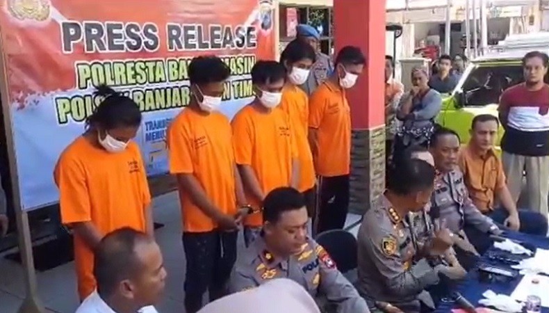 title Gegara Tatap Mata, Pemuda di Banjarmasin Tewas Dikeroyok OTK Gegara Tatap Mata, Pemuda di Banjarmasin Tewas Dikeroyok OTK