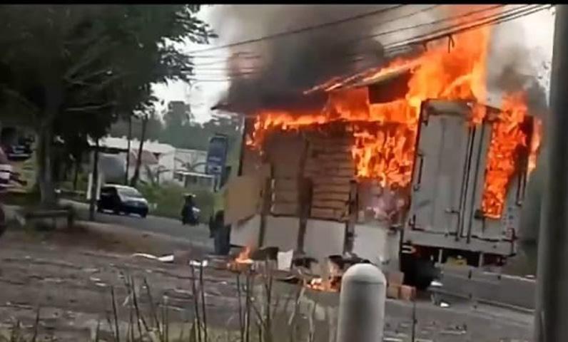 title Truk Terbakar di Jalur Selatan Cilacap, Ratusan Boks Makanan Ringan Hangus Truk Terbakar di Jalur Selatan Cilacap, Ratusan Boks Makanan Ringan Hangus