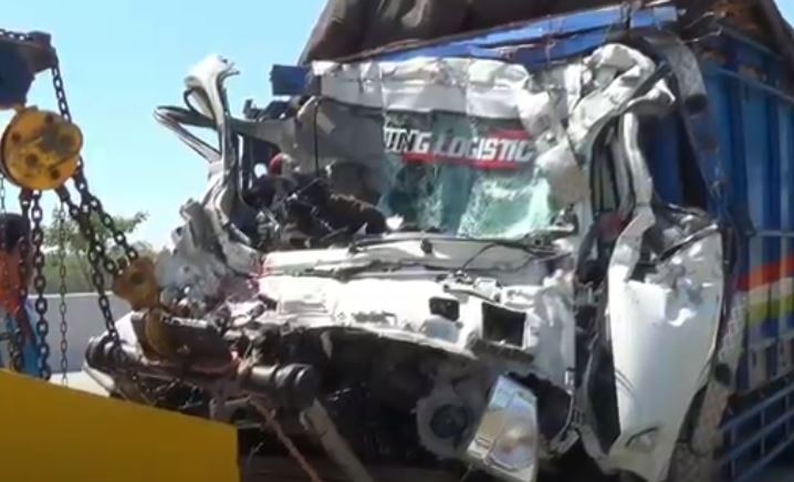 Kecelakaan Di Tol Ngawi Hari Ini, Truk Tabrak Tronton, 1 Luka Berat