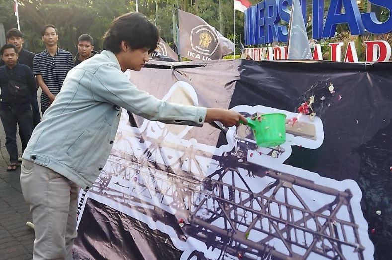 Aksi Solidaritas Sultan Rif'at, Mahasiswa UB Tuntut Tanggung Jawab Perusahaan Kabel Optik
