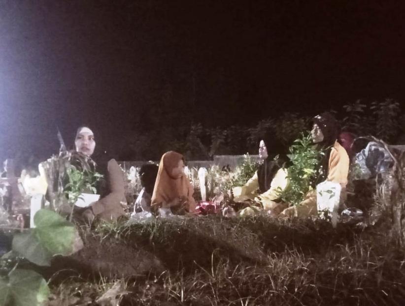 Kirim Doa untuk Pahlawan Keluarga di Atas Pusara, Cara Unik Warga Jember Peringati Kemerdekaan Indonesia